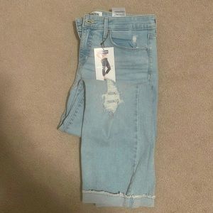 High rise boyfriend jeans. Light wash.